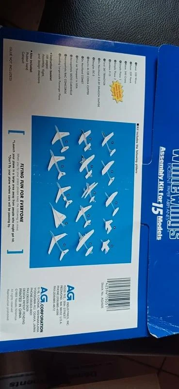 Alaura blanca con 15 maquetas de aviones – photo 2